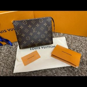 Louis Vuitton Toiletry 19 monogram